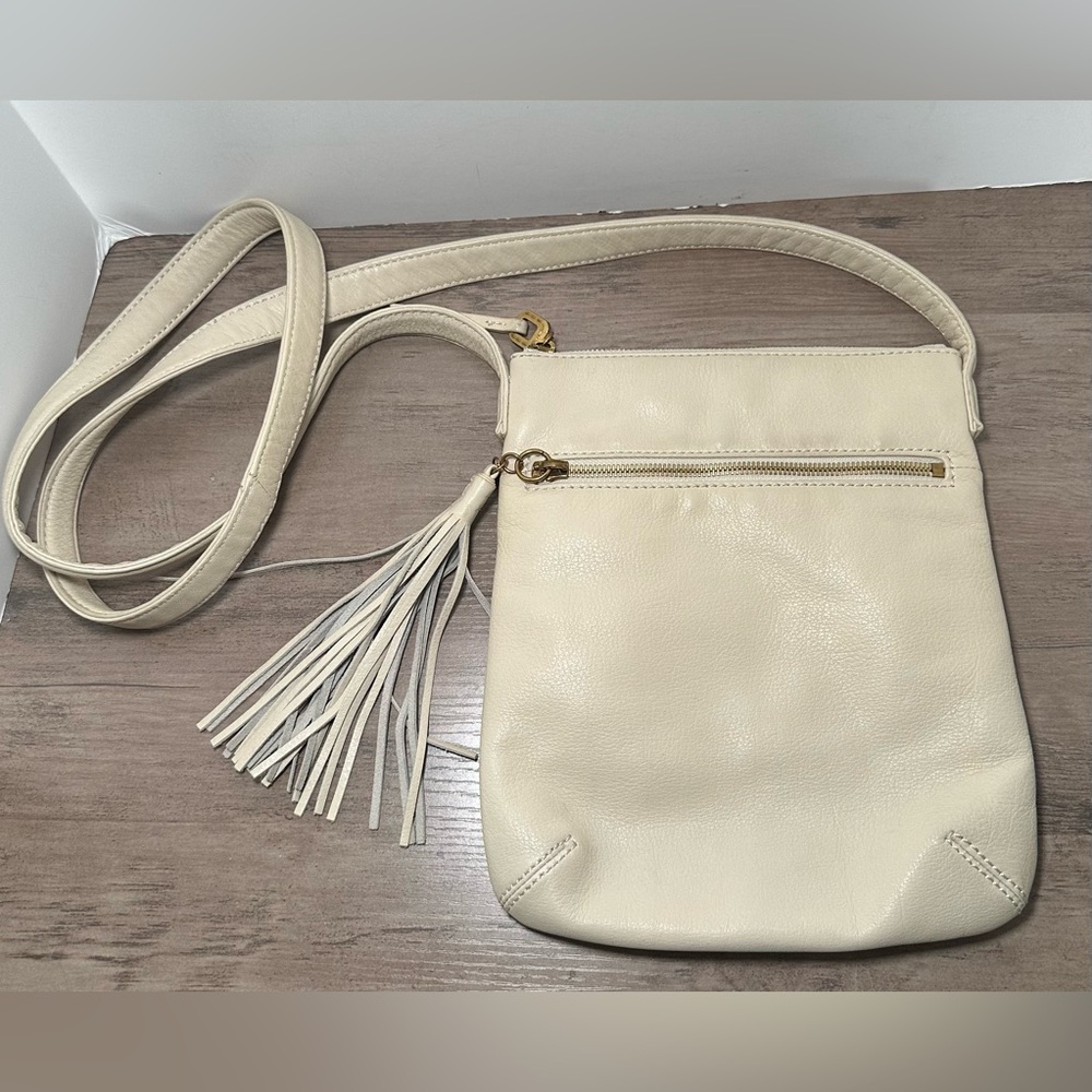 Hobo International Cream Leather Cross body‎ Travel Handbag W/Tassle.